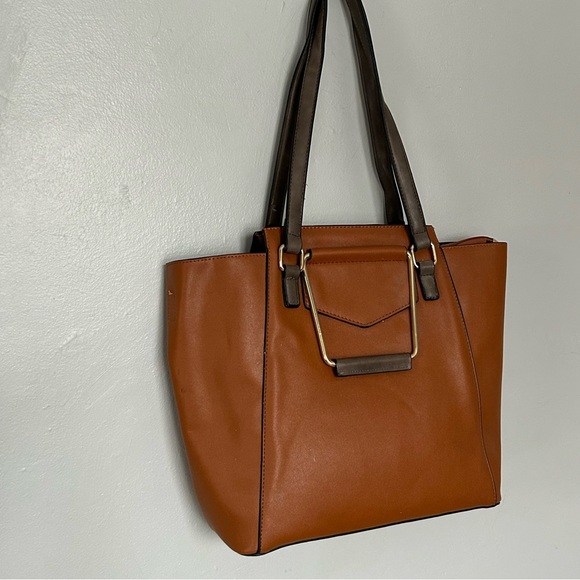 Elegant Tan Leather Tote Bag - Picture 4 of 8